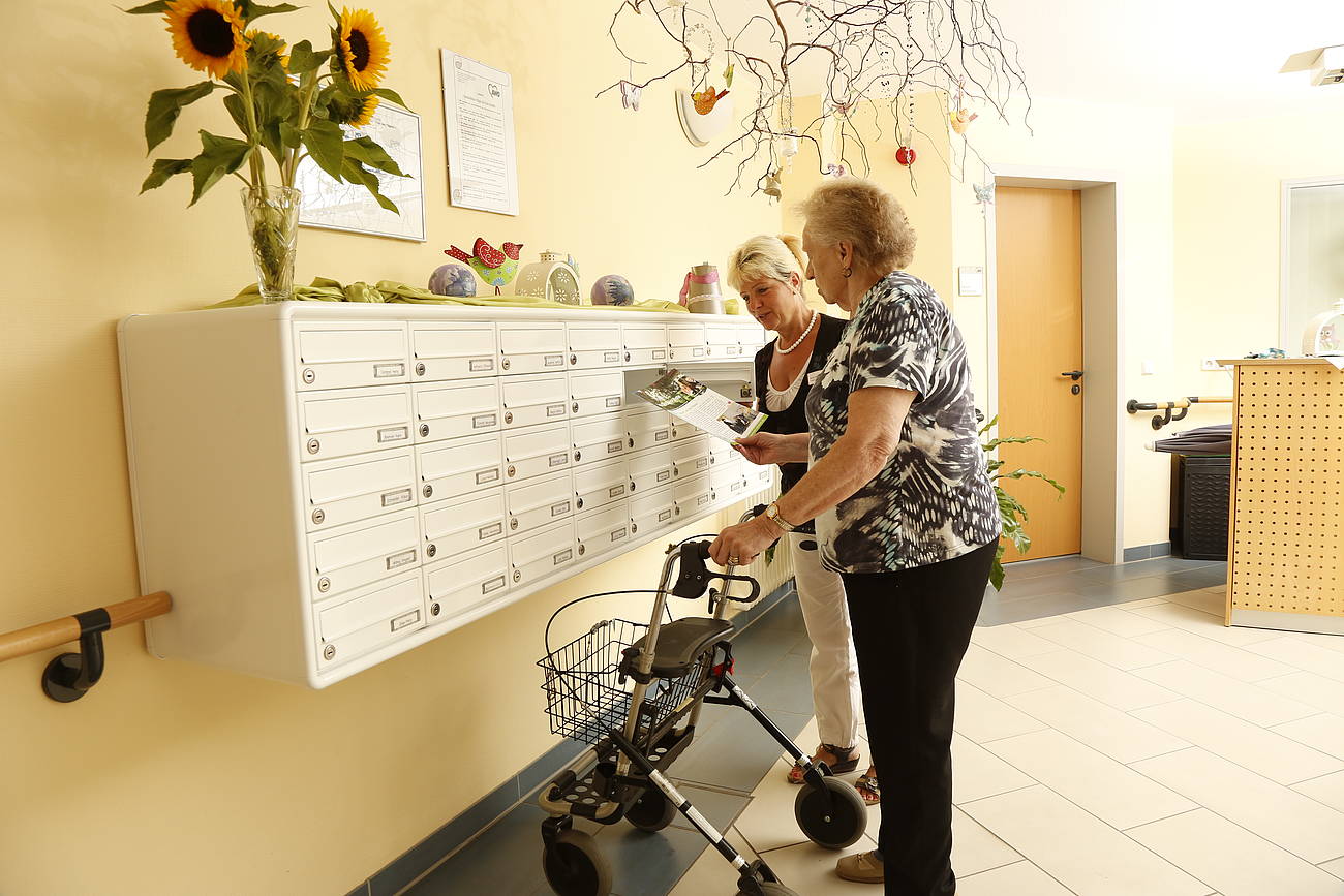 Seniorin am Briefkasten