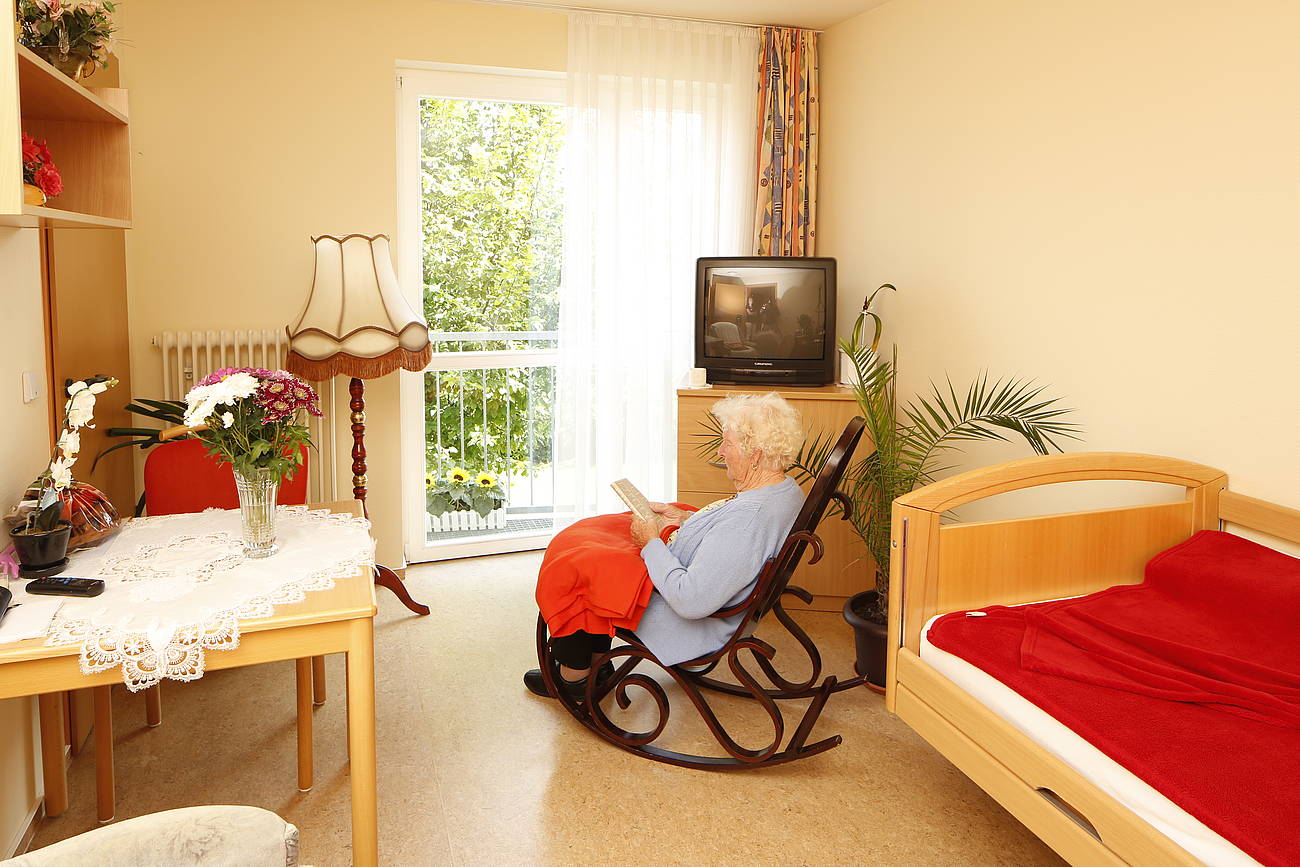 Bewohnerzimmer mit Seniorin