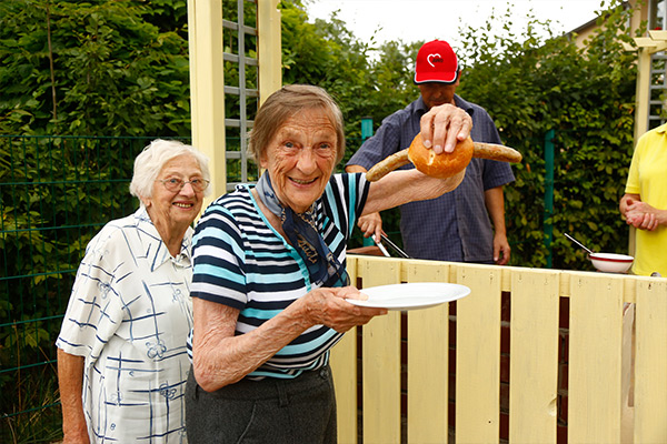 Seniorin mit Bratwurst